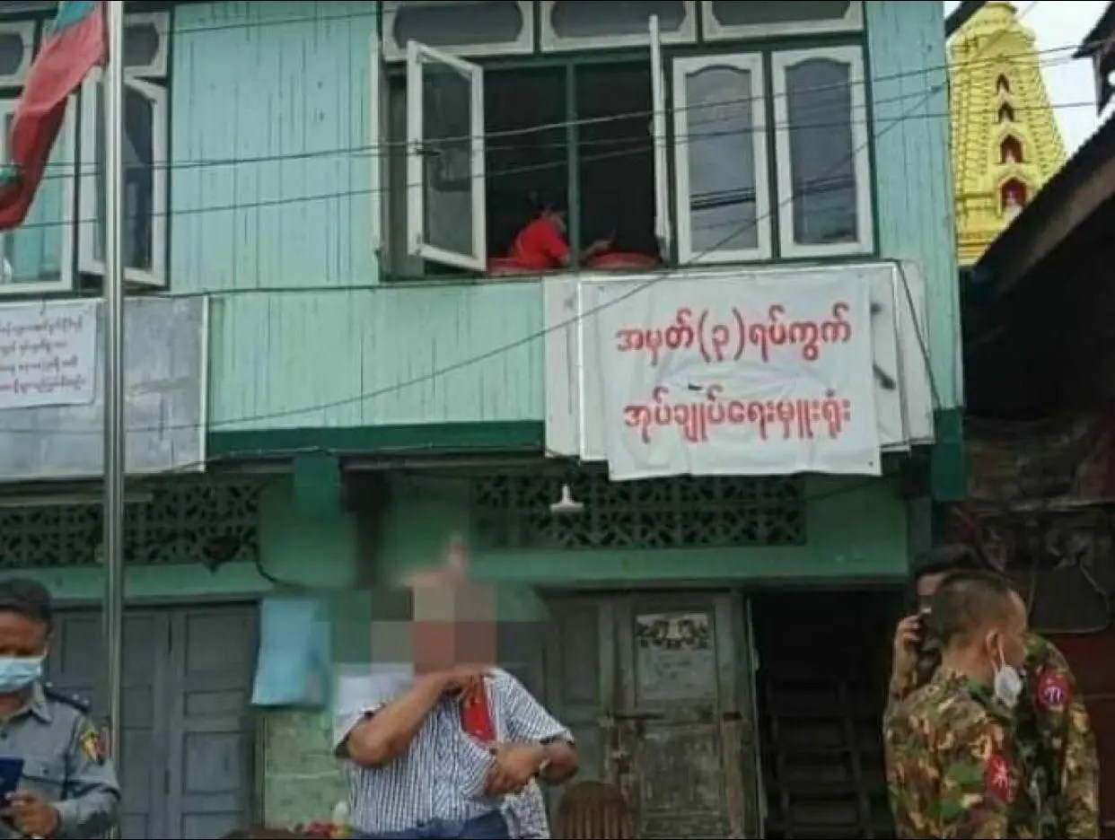(အာဏာသိမ်းမှုဖြစ်ပြီးနောက် အကြိမ်ကြိမ်တိုက်ခိုက်ခံရသော မရမ်းကုန်းမြို့နယ် (၃)ရပ်ကွက်အုပ်ကြီးရုံးအား တွေ့ရစဥ်၊ ဓာတ်ပုံ - CJ)