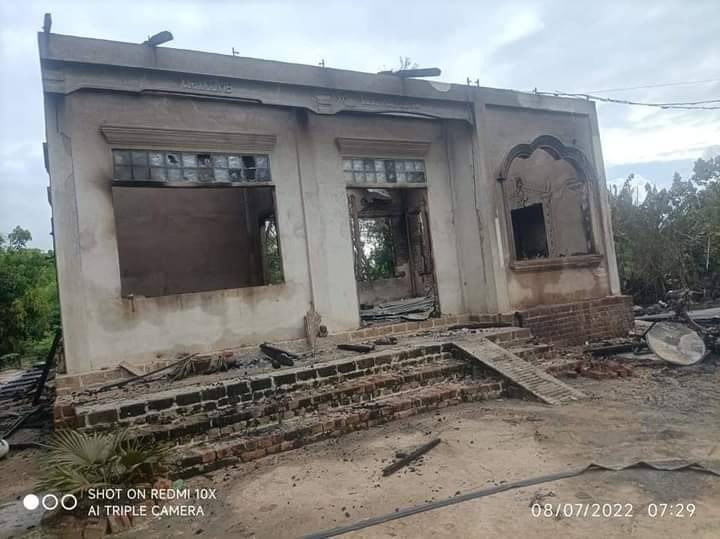 ဒီပဲယင်းမြို့နယ်၊ ကိုင်းကံရွာ မီးရှို့ဖျက်ဆီးခံရပြီးနောက် တွေ့ရစဥ်။ ဓာတ်ပုံ- ပအဖ