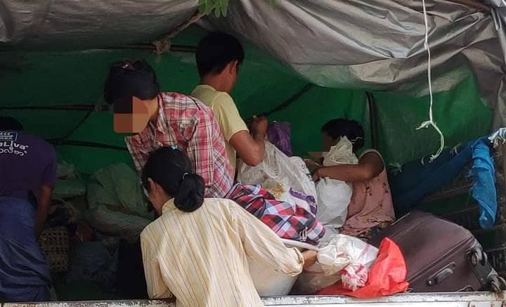 မီးရှို့ဖျက်ဆီးခံရသော မူးကမ်းကြီး၊ ဆူးတပ်ရွာနှင့် ထွက်ပြေးတိမ်းရှောင်နေရသည့် ဒီပဲယင်းနယ်ခံများ၊ ဓာတ်ပုံ- ဒီပဲယင်းမြို့နယ်စစ်ရှောင်ထောက်ပံ့ရေးအဖွဲ့၊ ဒီပဲယင်းမြို့နယ် ညီနောင်များ
