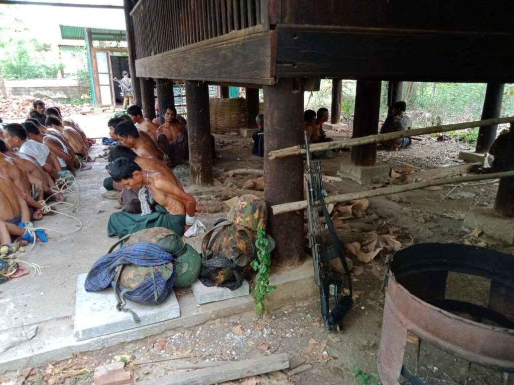 မုန်တိုင်ပင်ရွာ ဘုန်းကြီးကျောင်းတွင် ရွာသားများကို နောက်ပြန်ကြိုးတုပ်လျက် စစ်တပ်က ဖမ်းဆီး ထားစဉ်။ဓာတ်ပုံ - CJ