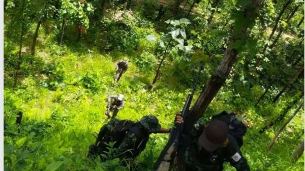 (Myanmar Defense Force မှ ရဲဘော်များအား ရှေ့တန်းတစ်နေရာ၌ တွေ့ရစဥ်)