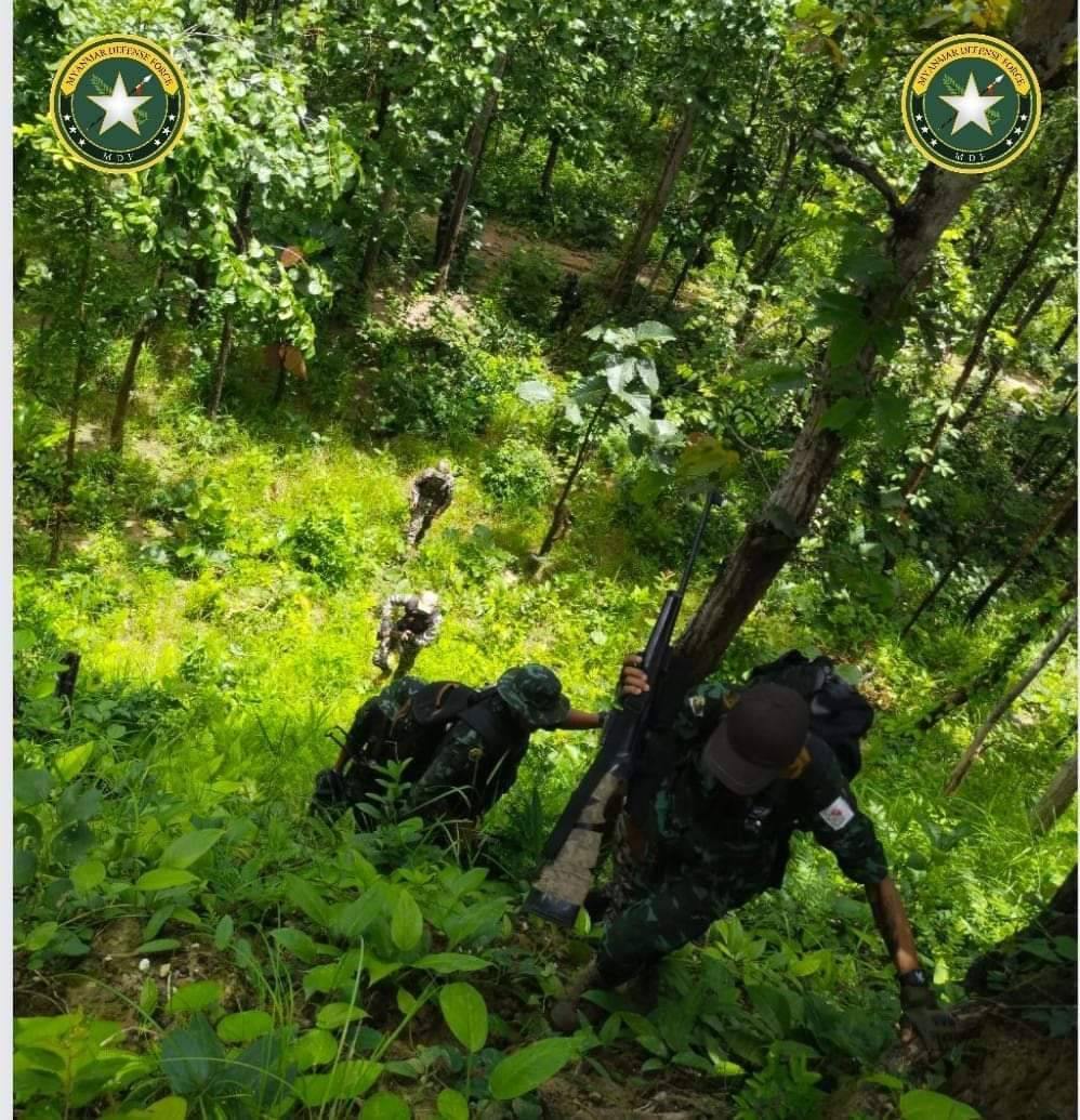 (Myanmar Defense Force မှ ရဲဘော်များအား ရှေ့တန်းတစ်နေရာ၌ တွေ့ရစဥ်)