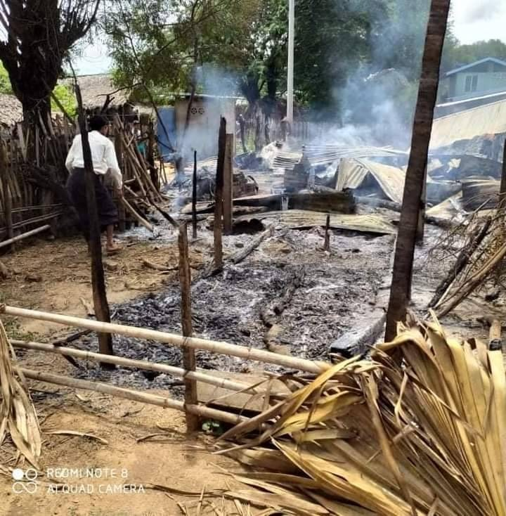 (ရွာသစ်ကျေးရွာရှိ နေအိမ်အချို့အား အကြမ်းဖက်စစ်တပ်က မီးရှို့ဖျက်ဆီး သွားစဥ်။ဓာတ်ပုံ-နွေဦးတော်လှန်ရေး-မြိုင်)