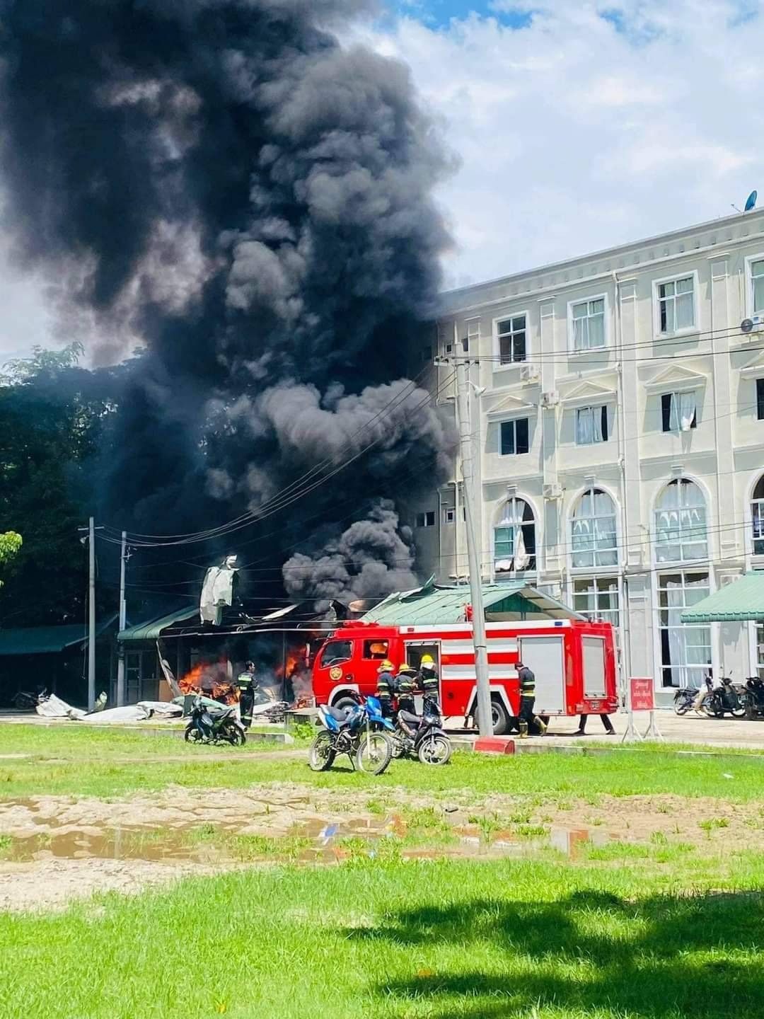 (ပေါက်ကွဲမှုဖြစ်ပြီး ဗန်းမော်စုပေါင်းရုံး မီးလောင်နေစဥ်၊ ဓာတ်ပုံ - CJ)