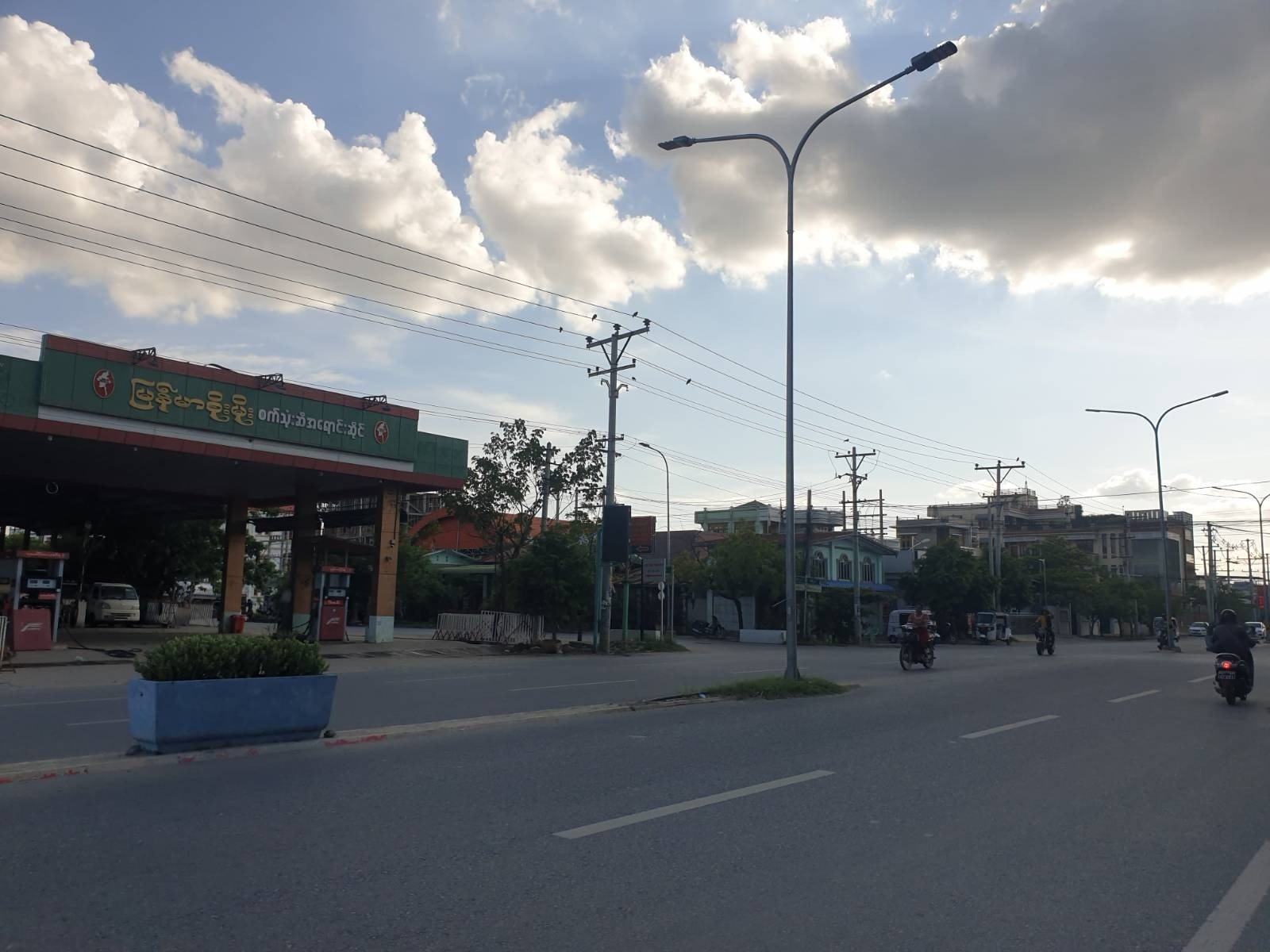 မန္တလေး မှာ စက်သုံးဆီအရောင်းဆိုင်တွေအများစုပိတ်ထား