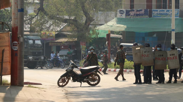ပုဂံ၊ညောင်ဦးမြို့တွင် ငြိမ်းချမ်းစွာဆန္ဒပြနေသော ပြည်သူများအား အကြမ်းဖက်ဖြိုခွင်းနေသော စစ်အုပ်စုအား တွေ့ရစဥ်၊ ဓာတ်ပုံ - CJ