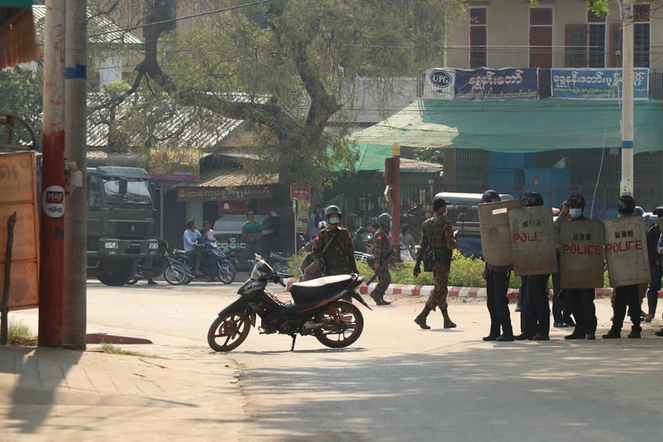 ပုဂံ၊ညောင်ဦးမြို့တွင် ငြိမ်းချမ်းစွာဆန္ဒပြနေသော ပြည်သူများအား အကြမ်းဖက်ဖြိုခွင်းနေသော စစ်အုပ်စုအား တွေ့ရစဥ်၊ ဓာတ်ပုံ - CJ