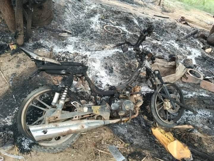 PDFစခန်းအား မီးရှို့ဖျက်ဆီးသွားပြီးနောက် တွေ့ရစဥ်၊ ဓာတ်ပုံ-မုံရွာမြို့နယ် သတင်းမှန်ပြန်ကြား ရေးနှင့် Cj