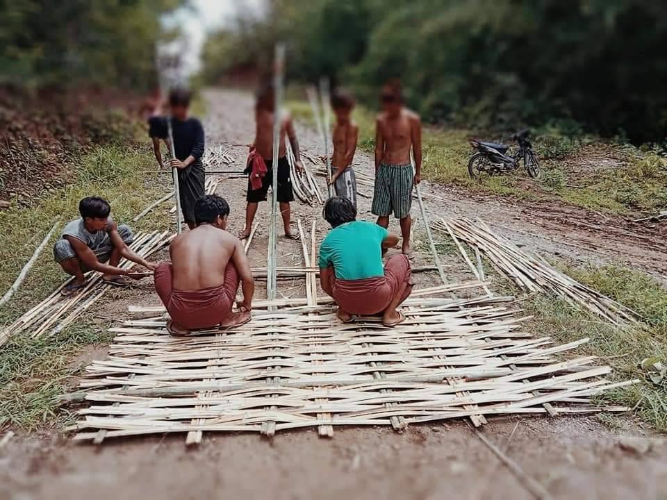 (ကျေးရွာချင်းဆက် တံတားတစ်ခုကို The Youth Force (Saw&Kyaukhtu) တပ်ဖွဲ့ဝင်ရဲဘော်များက ပြုလုပ်ပေးနေစဥ်၊ ဓာတ်ပုံ - The Youth Force (Saw&Kyaukhtu) )