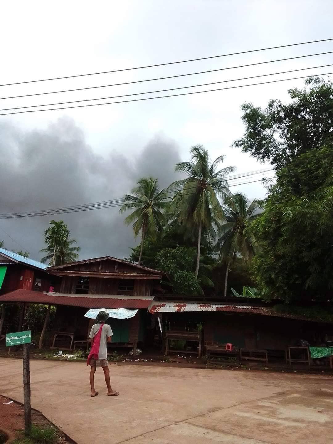 (တိုက်ခိုက်ခံရသည့်ရဲစခန်းဘက်မှ မီးခိုးများထွက်နေသည်ကို တွေ့ရစဉ်၊ဓာတ်ပုံ - CJ)