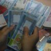 (​ကျပ်​ငွေတန်ဖိုး စံချိန်တင်ကျဆင်ူကာငွေတန်ဖိုးမငြိမ်သဖြင့် စီးပွား​ရေးလုပ်ငန်းများလည်ပတ်ရန် အခက်​တွေ့​နေကြသည်။ ဓါတ်ပုံ-GNLOM)