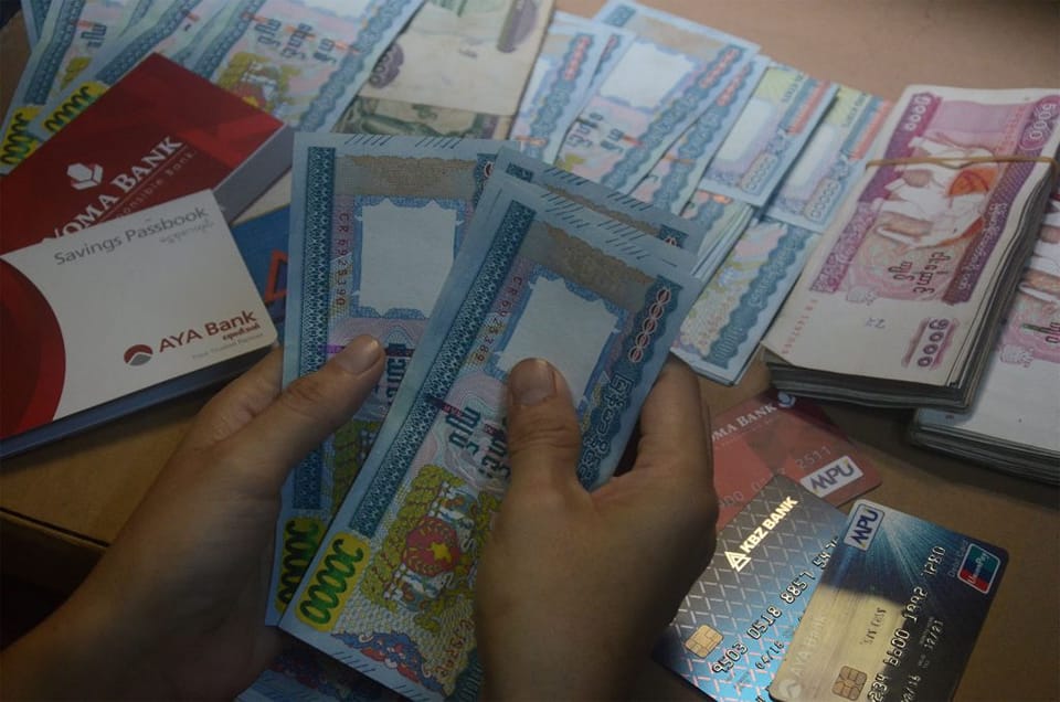 (​ကျပ်​ငွေတန်ဖိုး စံချိန်တင်ကျဆင်ူကာငွေတန်ဖိုးမငြိမ်သဖြင့် စီးပွား​ရေးလုပ်ငန်းများလည်ပတ်ရန် အခက်​တွေ့​နေကြသည်။ ဓါတ်ပုံ-GNLOM)