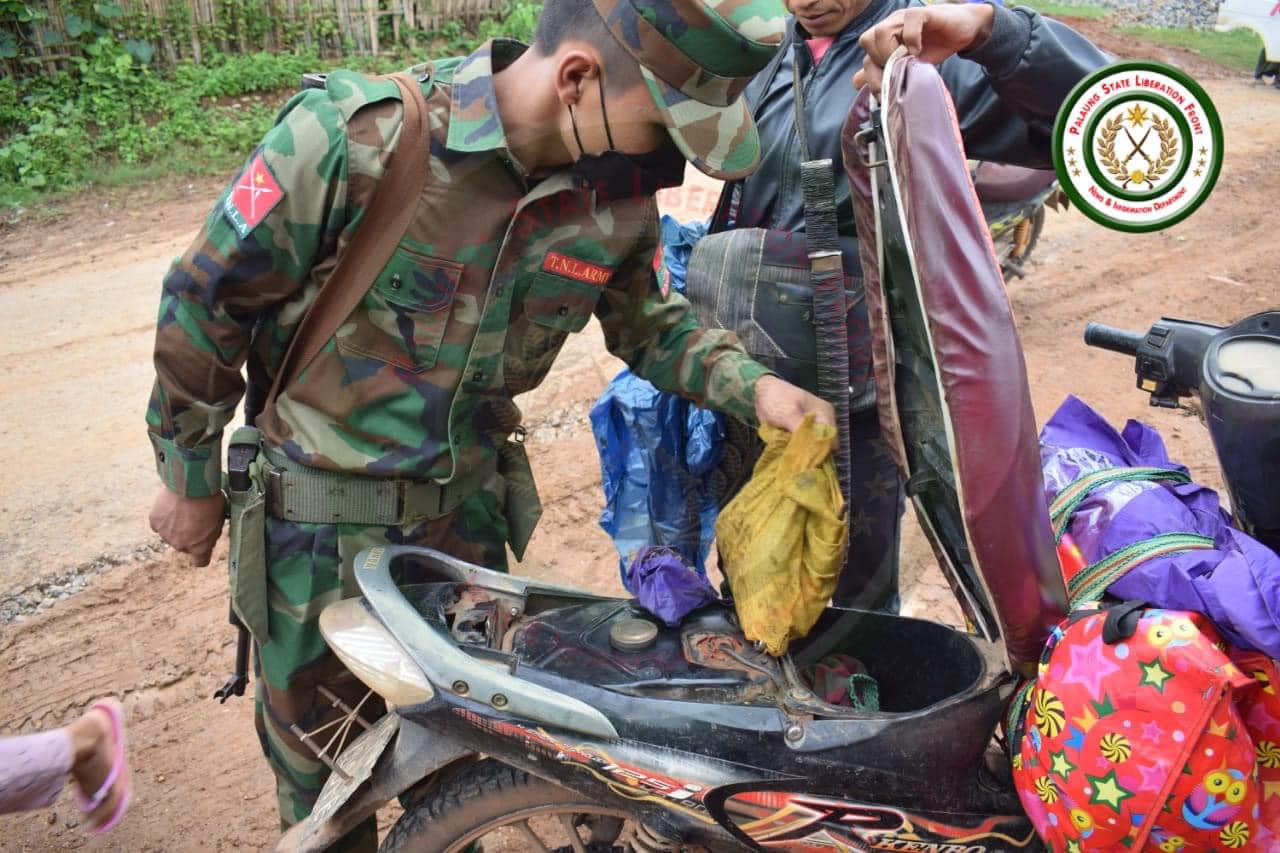 မူးယစ်ဆေးဝါးများနှင့် စစ်ကောင်စီထုတ်ကုန်များ TNLA တပ်သားများက စစ်ဆေးနေစဉ်၊ ဓာတ်ပုံ - TNLA