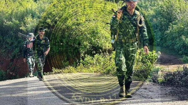 (KNDF တပ်ရင်း-၁၇ မှရဲဘော်များအား ရှေ့တန်းတစ်နေရာ၌ တွေ့ရစဥ်၊ ဓာတ်ပုံ - KNDF B-17)