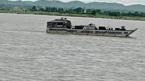 (ဂေါဝန်ဆိပ်ကမ်းမှထွက်လာသည့် စစ်အုပ်စု​၏ ရေယာဉ်တစ်စင်းအား တွေ့ရစဉ်၊ ဓာတ်ပုံ - Tigyaing Revolution-IR)