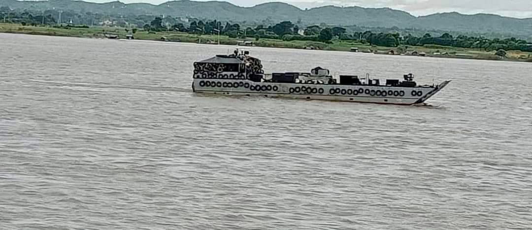 (ဂေါဝန်ဆိပ်ကမ်းမှထွက်လာသည့် စစ်အုပ်စု​၏ ရေယာဉ်တစ်စင်းအား တွေ့ရစဉ်၊ ဓာတ်ပုံ - Tigyaing Revolution-IR)
