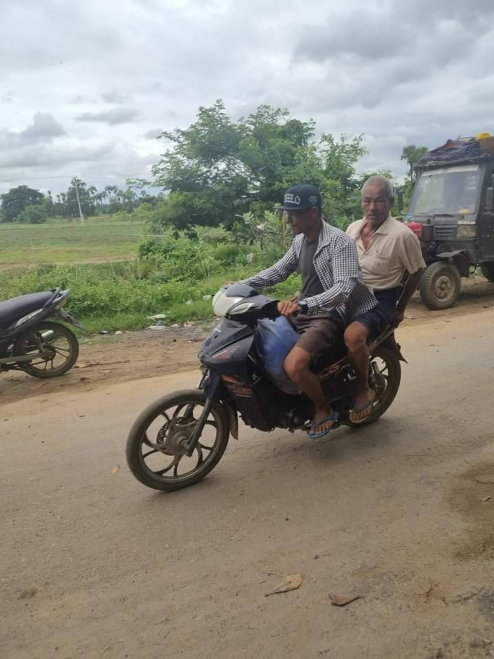 (ထွက်ပြေးတိမ်းရှောင်နေရသော ပြည်သူများအား တွေ့ရစဥ်၊ ဓာတ်ပုံ- ဒီပဲယင်းမြို့နယ်ပြည်သူ့အုပ်ချုပ်ရေးအဖွဲ့)