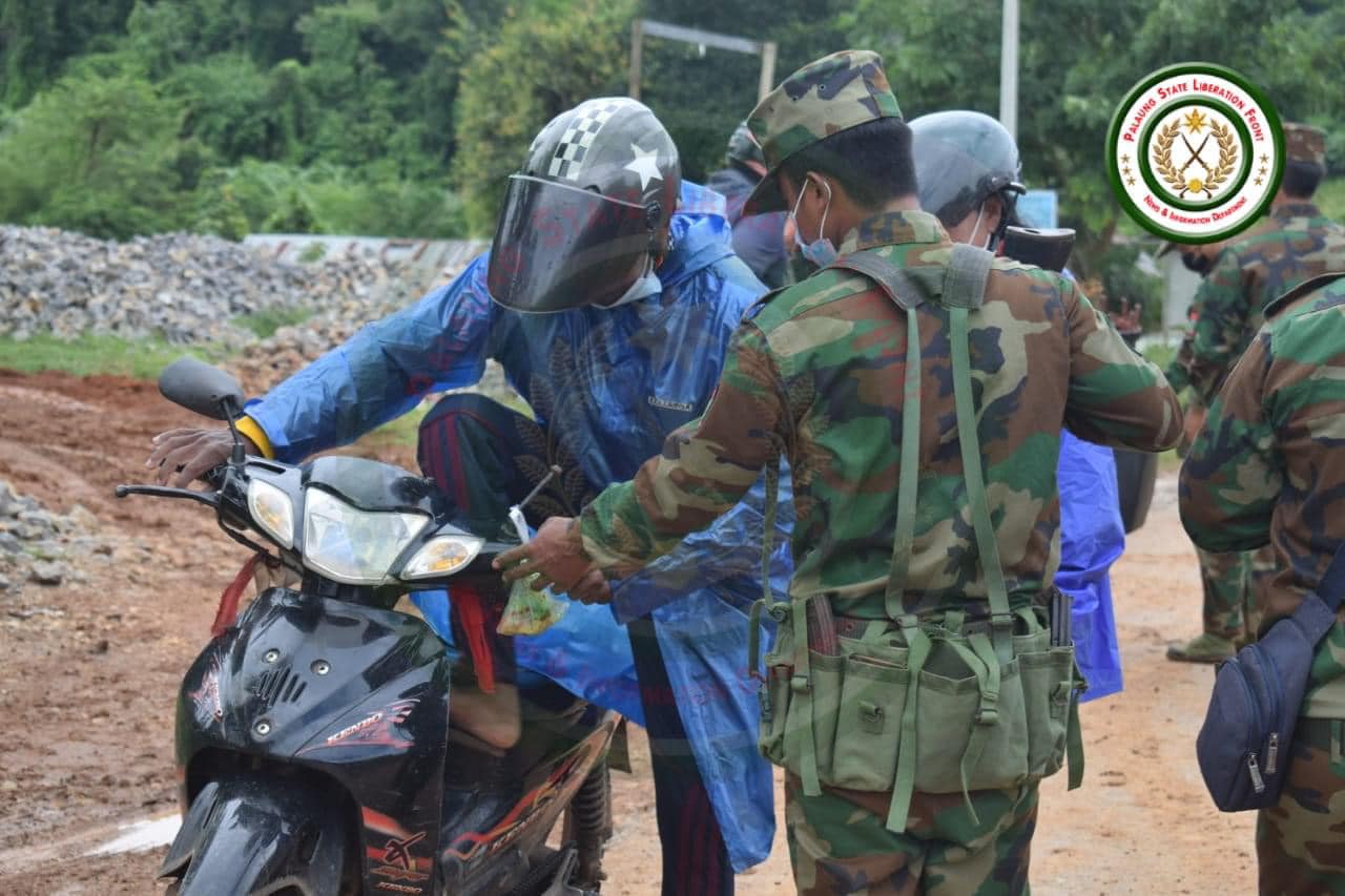 မူးယစ်ဆေးဝါးများနှင့် စစ်ကောင်စီထုတ်ကုန်များ TNLA တပ်သားများက စစ်ဆေးနေစဉ်၊ ဓာတ်ပုံ - TNLA