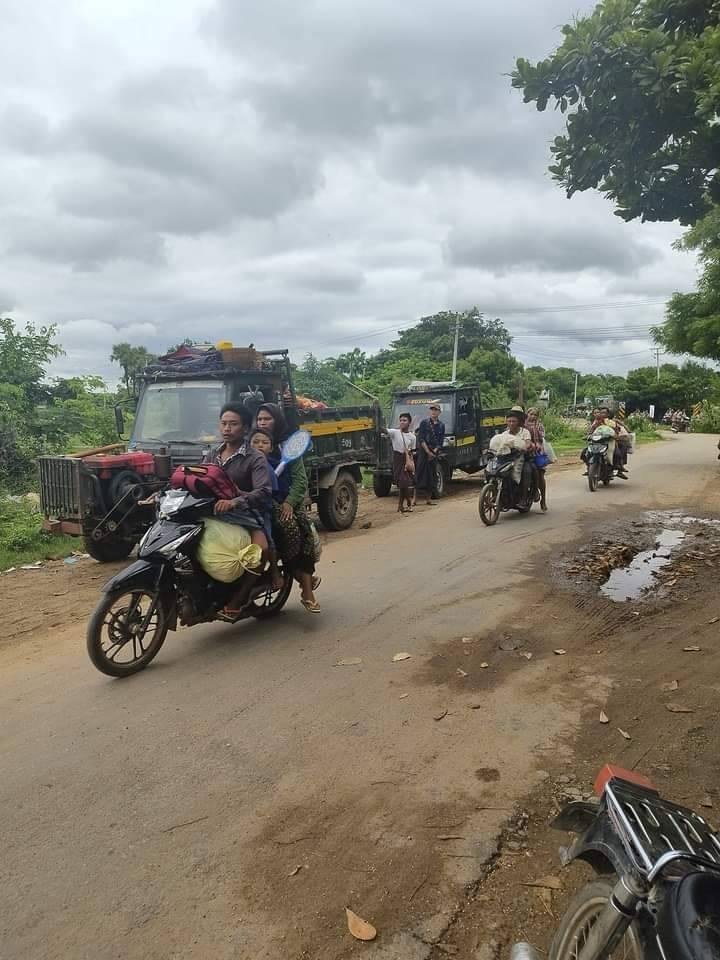 (ထွက်ပြေးတိမ်းရှောင်နေရသော ပြည်သူများအား တွေ့ရစဥ်၊ ဓာတ်ပုံ- ဒီပဲယင်းမြို့နယ်ပြည်သူ့အုပ်ချုပ်ရေးအဖွဲ့)