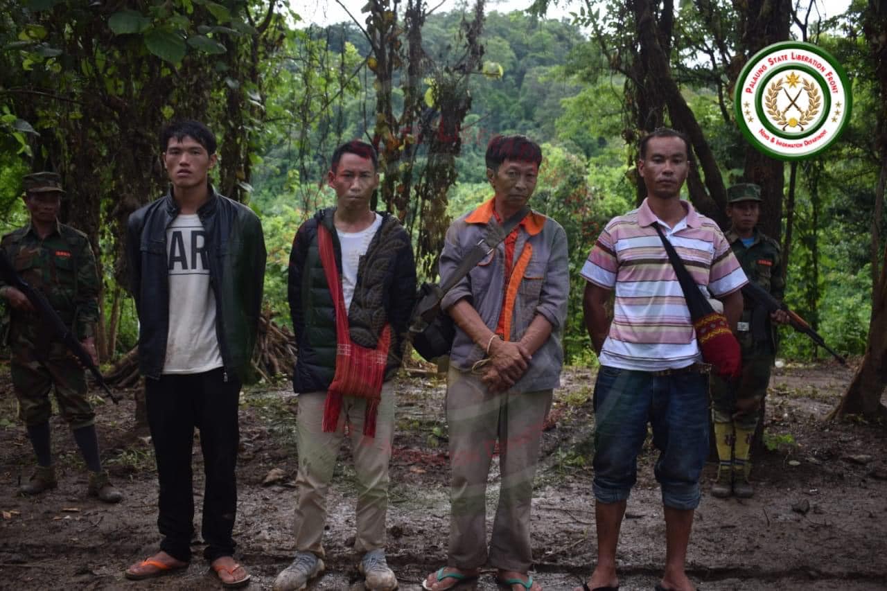 မူးယစ်ဆေးဝါးများနှင့် စစ်ကောင်စီထုတ်ကုန်များ TNLA တပ်သားများက စစ်ဆေးနေစဉ်၊ ဓာတ်ပုံ - TNLA