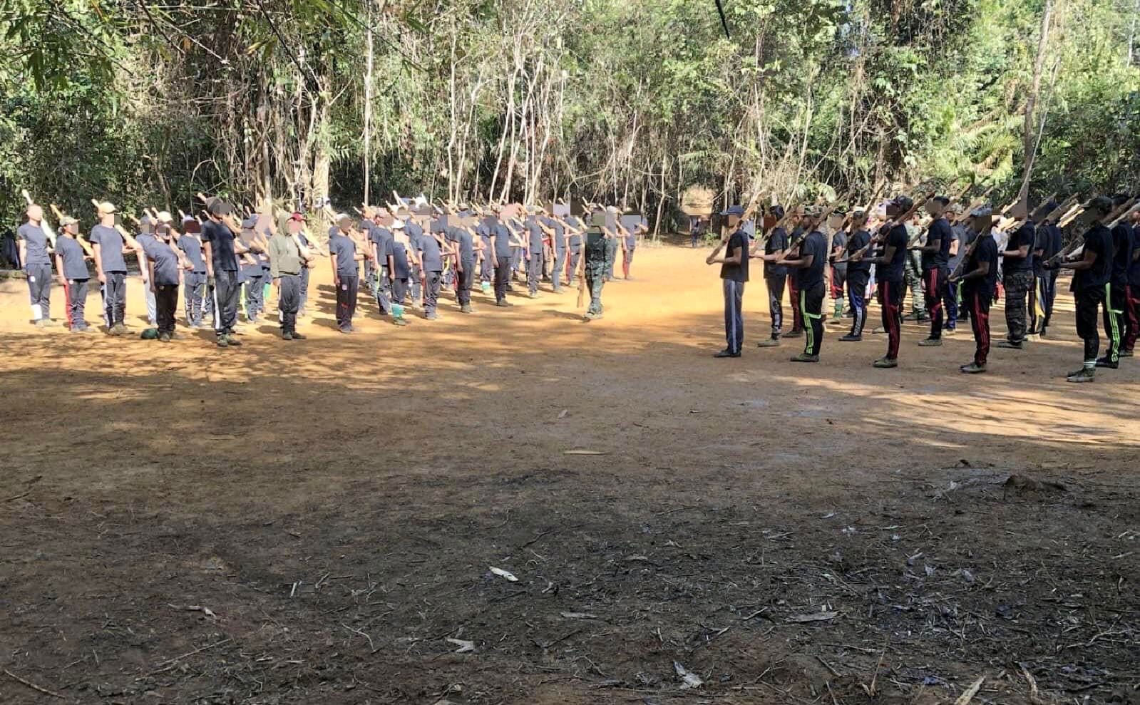 (စစ်ပညာသင်ကြားနေသော ဗန်းမောက် PDFနှင့် ပကဖ ရဲဘော်များအား တွေ့ရစဉ်၊ဓာတ်ပုံ - Banmauk Revolution)