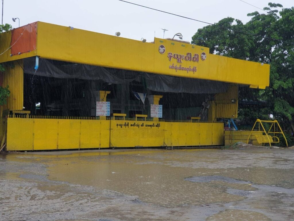 (မန္တလေးမြို့ရှိ ဆီဆိုင်အချို့ ဆိုင်ပိတ်ထားသည်ကို တွေ့ရစဥ်)