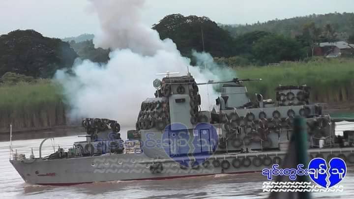 မုံရွာမြို့သို့ ပြန်ဆင်းလာနေသည့် အကြမ်းဖက်စစ်ကောင်စီ၏ သင်္ဘာတစ်စင်းအား တွေ့ရစဉ်၊ ဓာတ်ပုံ ချင်းတွင်းချစ်သူ