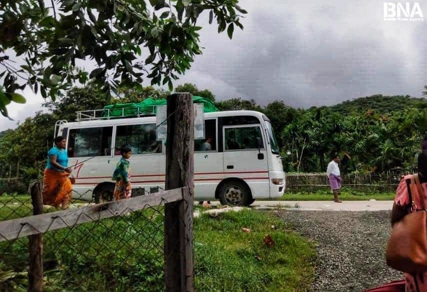 (မောင်တော-အငူမော်ကားလမ်းပိုင်း၌ ယမန်နေ့ကတွေ့ရသည့် ခရီးသည်တင်ယာဥ်နှင့် ခရီးသည်များ ဓာတ်ပုံ - BNA)