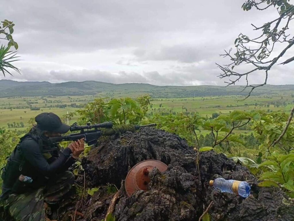 (စနိုက်ပါပူးပေါင်းတပ်ဖွဲ့မှ ရဲဘော်များအား ရှေ့တန်းတစ်နေရာ၌ တွေ့ရစဥ်)