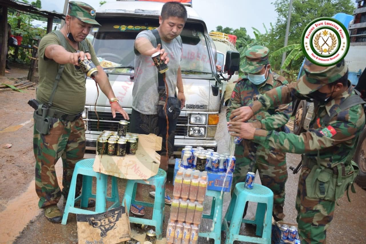 မူးယစ်ဆေးဝါးများနှင့် စစ်ကောင်စီထုတ်ကုန်များ TNLA တပ်သားများက စစ်ဆေးနေစဉ်၊ ဓာတ်ပုံ - TNLA