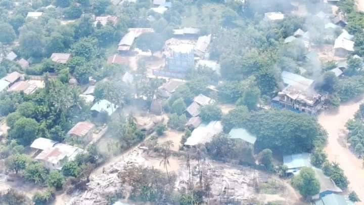 မီးရှို့ဖျက်ဆီးခံရသော မူးကမ်းကြီး၊ ဆူးတပ်ရွာနှင့် ထွက်ပြေးတိမ်းရှောင်နေရသည့် ဒီပဲယင်းနယ်ခံများ၊ ဓာတ်ပုံ- ဒီပဲယင်းမြို့နယ်စစ်ရှောင်ထောက်ပံ့ရေးအဖွဲ့၊ ဒီပဲယင်းမြို့နယ် ညီနောင်များ