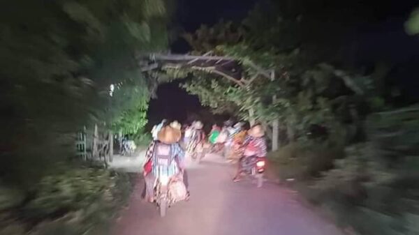 ထွက်ပြေးတိမ်းရှောင်နေရသော ပြည်သူများအား တွေ့ရစဥ်၊ ဓာတ်ပုံ-Cj