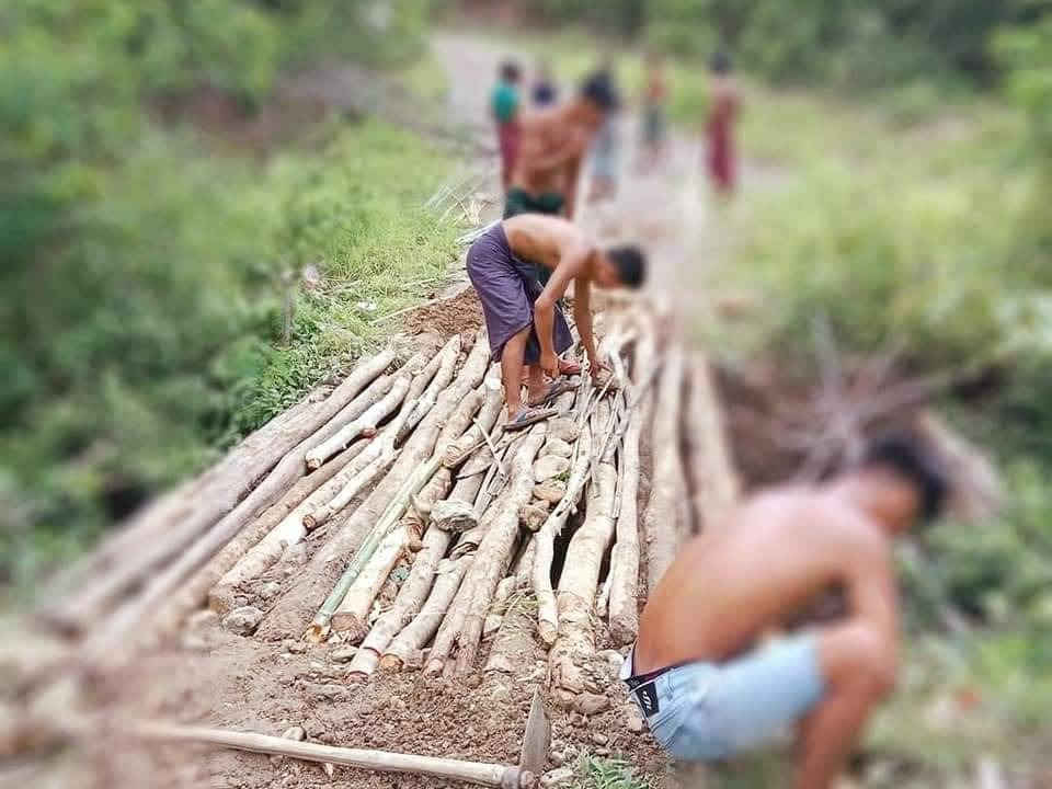 (ကျေးရွာချင်းဆက် တံတားတစ်ခုကို The Youth Force (Saw&Kyaukhtu) တပ်ဖွဲ့ဝင်ရဲဘော်များက ပြုလုပ်ပေးနေစဥ်၊ ဓာတ်ပုံ - The Youth Force (Saw&Kyaukhtu) )