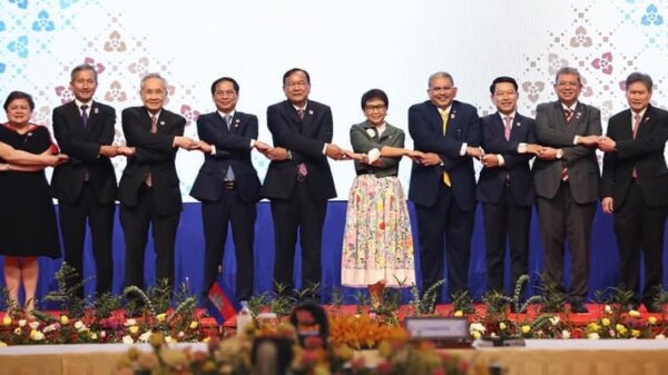 အာဆီယံနိုင်ငံခြားရေးဝန်ကြီးများအား တွေ့ရစဉ်၊ ဓာတ်ပုံ . Saifuddin Abdullah/FB