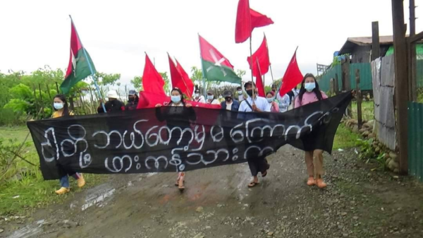 (ကချင်ပြည်နယ် ဖားကန့်မြို့နယ် ကျေးရွာတစ်ရွာတွင် တိုင်းရင်းသားပြည် သူများ စုပေါင်းပါဝင် သည့် ဖားကန့် မှော်လှည့်သပိတ်စစ်ကြောင်းသည် အမျိုးသားညီညွတ်ရေးအစိုးရ(NUG) ထောက်ခံရေးနှင့် စစ်အာဏာရှင်ကျဆုံးရေး သြဂုတ် ၁၃ရက် နံနက်ပိုင်း၌ ချီတက်ဆန္ဒပြစဥ်၊ ဓာတ်ပုံ - ဖားကန့်ပင်မသပိတ်)