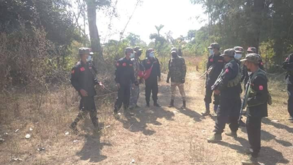 (ရေဦးနယ်ရှိ ပြည်သူ့ကာကွယ်ရေးရဲဘော်များအား တွေ့ရစဥ်၊ ဓာတ်ပုံ-Cj)