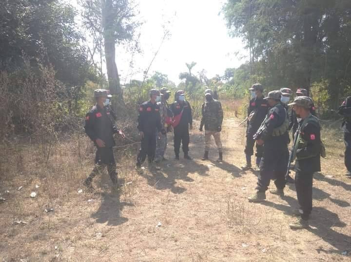 (ရေဦးနယ်ရှိ ပြည်သူ့ကာကွယ်ရေးရဲဘော်များအား တွေ့ရစဥ်၊ ဓာတ်ပုံ-Cj)