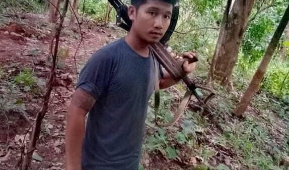 (ကျဆုံးခဲ့ရသည့် ရဲဘော်နှစ်ဦးအား တွေ့ရစဉ်)