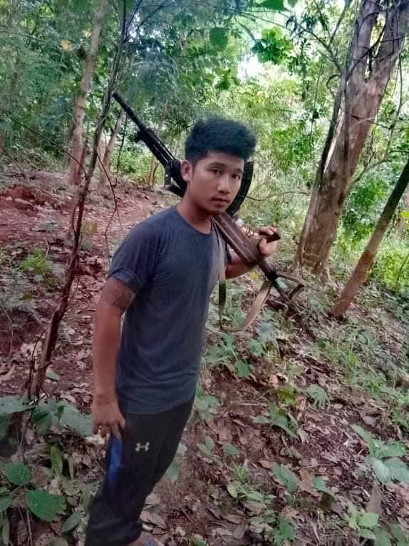 (ကျဆုံးခဲ့ရသည့် ရဲဘော်နှစ်ဦးအား တွေ့ရစဉ်)