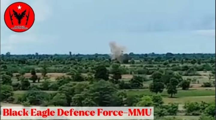 (ယခင်ရက်ပိုင်းက မုံရွာ-မန္တလေးလမ်းမပေါ် အကြမ်းဖက်စစ်တပ်ယာဥ် တိုက်ခိုက်ခံရစဥ်၊ ဓာတ်ပုံ - MMU)