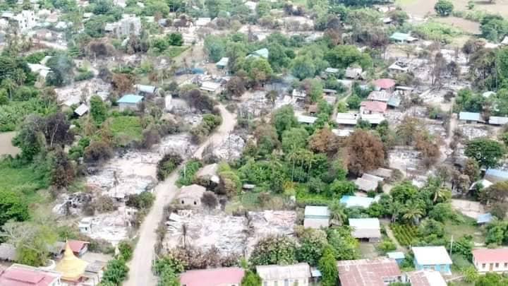 မီးရှို့ဖျက်ဆီးခံရသော မူးကမ်းကြီး၊ ဆူးတပ်ရွာနှင့် ထွက်ပြေးတိမ်းရှောင်နေရသည့် ဒီပဲယင်းနယ်ခံများ၊ ဓာတ်ပုံ- ဒီပဲယင်းမြို့နယ်စစ်ရှောင်ထောက်ပံ့ရေးအဖွဲ့၊ ဒီပဲယင်းမြို့နယ် ညီနောင်များ