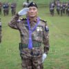 (ဩဂုတ် ၁၂ရက်က ကျင်းပခဲ့သည့် KNLA တပ်မဟာ (၅) ၏ကရင့်အာဇာနည်နေ့ အခမ်းအနားအားတွင် KNLA ဒုတိယစစ်ဦးစီးချုပ်အပါအဝင် တပ်ဖွဲ့ဝင်များက ​ကော်သူးလေတပ်မ​တော်ရင်ဘတ်တံဆိပ်စတင်တပ်ဆင်ခဲ့ကြသည်။ဓာတ်ပုံ - Wild Bird)
