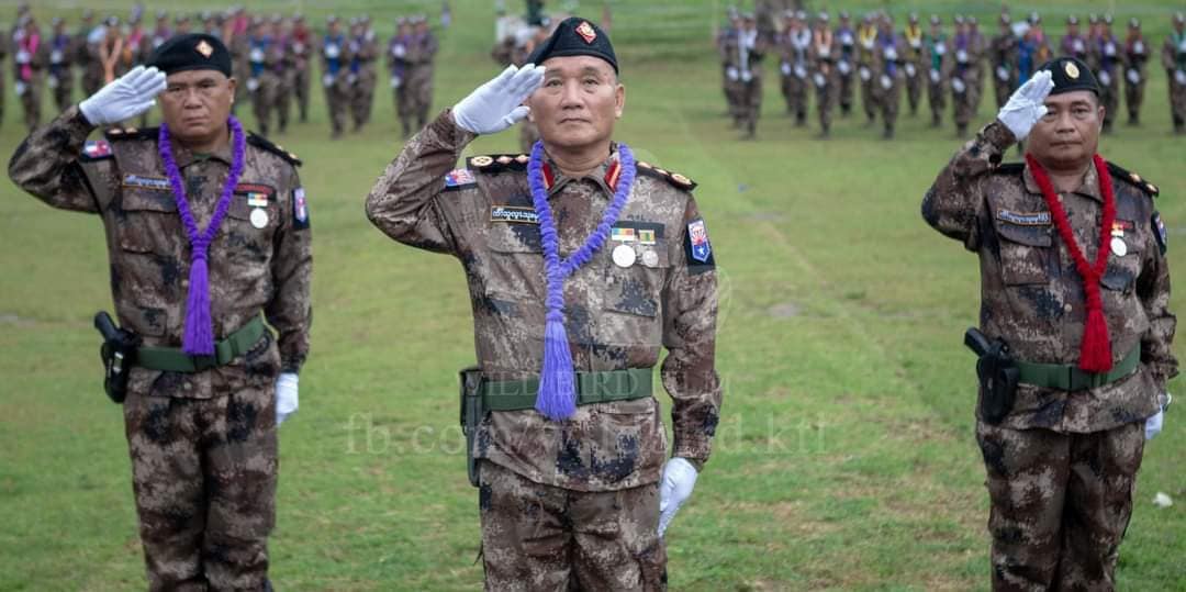 (ဩဂုတ် ၁၂ရက်က ကျင်းပခဲ့သည့် KNLA တပ်မဟာ (၅) ၏ကရင့်အာဇာနည်နေ့ အခမ်းအနားအားတွင် KNLA ဒုတိယစစ်ဦးစီးချုပ်အပါအဝင် တပ်ဖွဲ့ဝင်များက ​ကော်သူးလေတပ်မ​တော်ရင်ဘတ်တံဆိပ်စတင်တပ်ဆင်ခဲ့ကြသည်။ဓာတ်ပုံ - Wild Bird)
