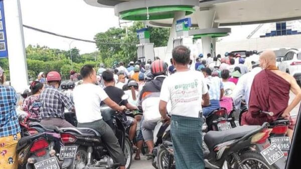 မန္တ​လေးတွင် ဆီဝယ်ရန် တိုး​ဝှေ့တန်းစီ​နေကြ​သောပြည်သူများကို သြဂုတ် ဒုတိယပါတ်က​တွေ့ရစဥ် ။ ။ဓါတ်ပုံ-CJ