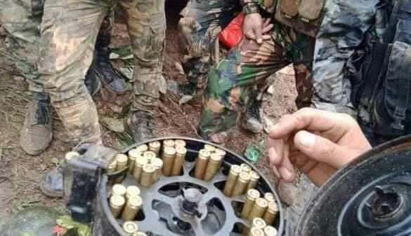 (ဟားခါး-ထန်တလန်ကြား တိုက်ပွဲများအတွင်း စစ်ကောင်စီတပ်ထံမှ သိမ်းဆည်းရရှိခဲ့သည့် စစ်လက်နက်ပစ္စည်းများအား တွေ့ရစဉ်၊ဓာတ်ပုံ - The Chin Journal)
