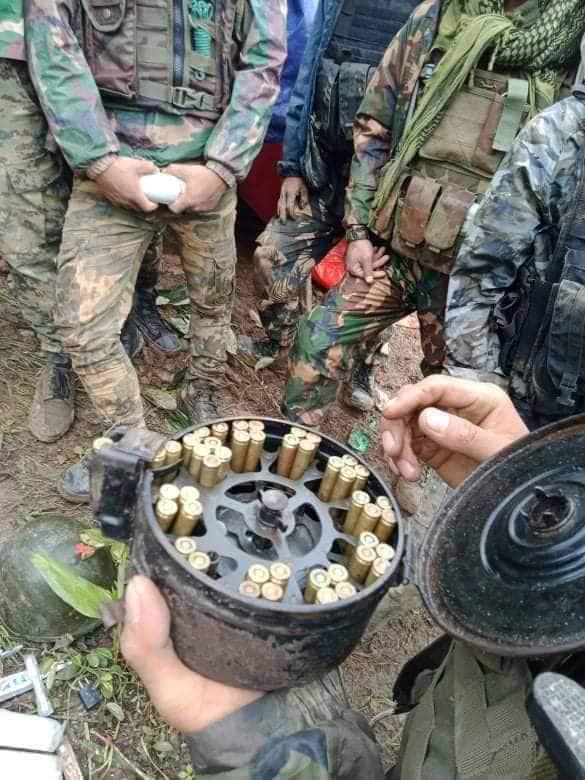 (ဟားခါး-ထန်တလန်ကြား တိုက်ပွဲများအတွင်း စစ်ကောင်စီတပ်ထံမှ သိမ်းဆည်းရရှိခဲ့သည့် စစ်လက်နက်ပစ္စည်းများအား တွေ့ရစဉ်၊ဓာတ်ပုံ - The Chin Journal)
