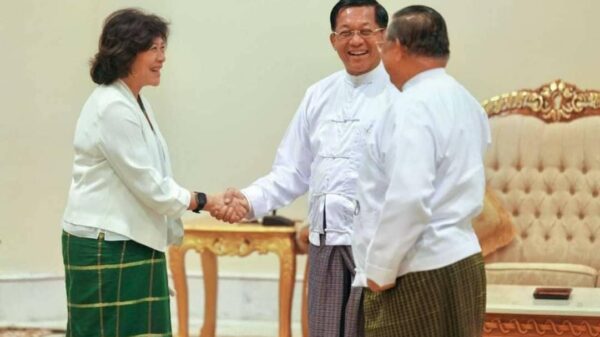 ကုလအထူးကိုယ်စားလှယ် စစ်ကောင်စီခေါင်းဆောင်နှင့် တွေ့ဆုံနေစဉ်
