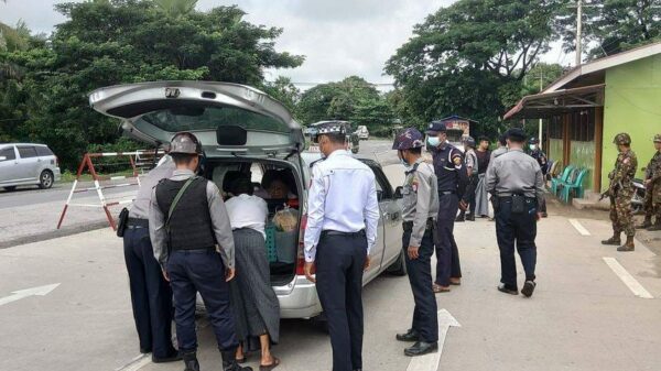 (မုံရွာမြို့အဝင် စစ်​ကောင်စီတပ်၏ စစ်ဆေးရေးဂိတ်တစ်ခုအား တွေ့ရစဥ်။ ဓါတ်ပုံ-CJ)