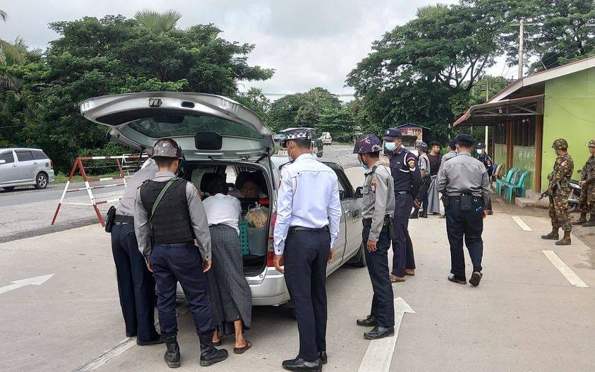 (မုံရွာမြို့အဝင် စစ်​ကောင်စီတပ်၏ စစ်ဆေးရေးဂိတ်တစ်ခုအား တွေ့ရစဥ်။ ဓါတ်ပုံ-CJ)