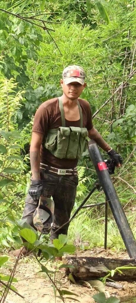 (ကျဆုံးခဲ့ရသည့် ရဲဘော်နှစ်ဦးအား တွေ့ရစဉ်)
